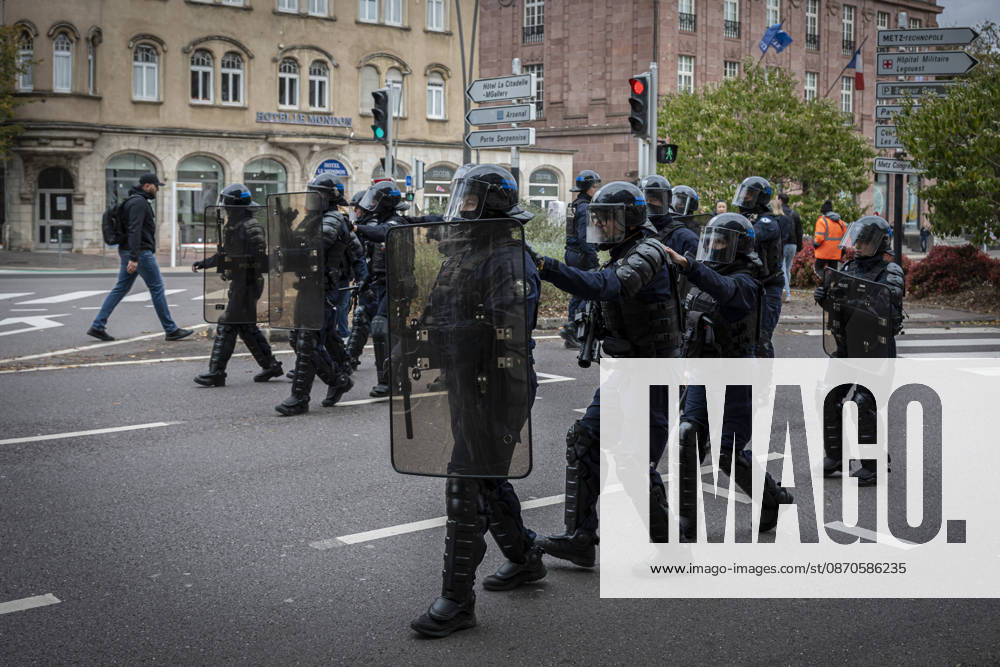 Lothringen, Metz. Erneut demonstrieren am Samstag mehrere hundert Menschen im franzoesischen Metz. Schueler, Studenten, Gewerkschaften und Gelbwesten versammeln sich auf dem Place de la Republique. Von dort ziehen sie durch die Innenstadt vor das Centre Pompidou Metz. Begleitet von starken Polizeikraeften verlaeuft die Versammlung bis zum Nachmittag friedlich.