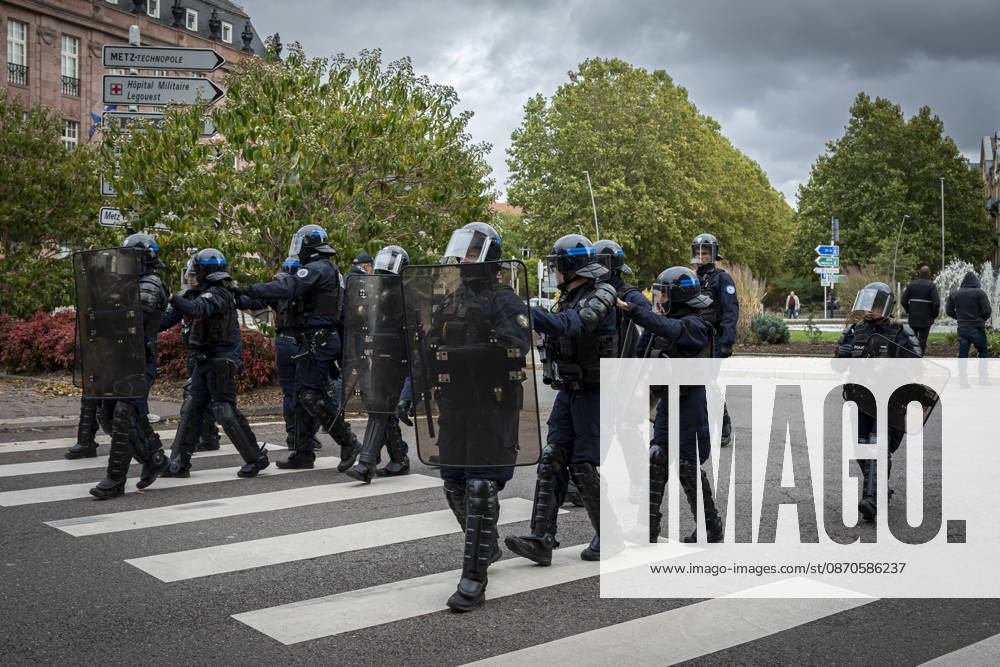 Lothringen, Metz. Erneut demonstrieren am Samstag mehrere hundert Menschen im franzoesischen Metz. Schueler, Studenten, Gewerkschaften und Gelbwesten versammeln sich auf dem Place de la Republique. Von dort ziehen sie durch die Innenstadt vor das Centre Pompidou Metz. Begleitet von starken Polizeikraeften verlaeuft die Versammlung bis zum Nachmittag friedlich.