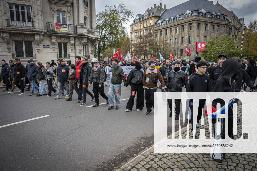 Lothringen, Metz. Erneut demonstrieren am Samstag mehrere hundert Menschen im franzoesischen Metz. Schueler, Studenten, Gewerkschaften und Gelbwesten versammeln sich auf dem Place de la Republique. Von dort ziehen sie durch die Innenstadt vor das Centre Pompidou Metz. Begleitet von starken Polizeikraeften verlaeuft die Versammlung bis zum Nachmittag friedlich.