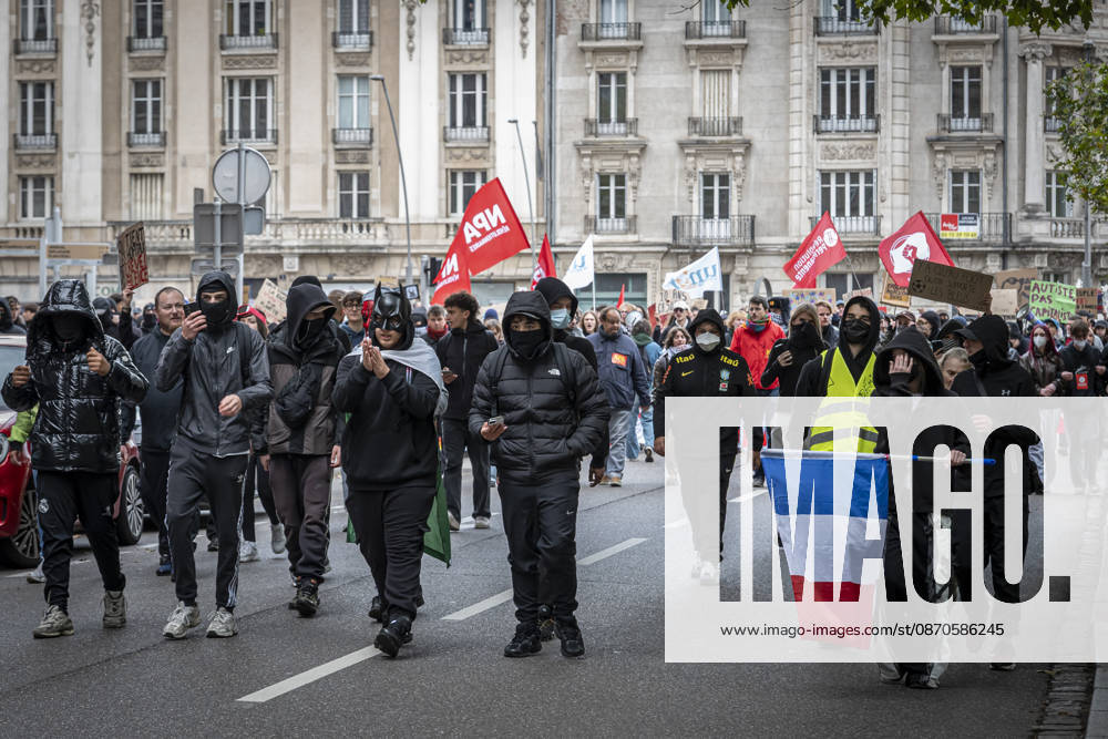 Lothringen, Metz. Erneut demonstrieren am Samstag mehrere hundert Menschen im franzoesischen Metz. Schueler, Studenten, Gewerkschaften und Gelbwesten versammeln sich auf dem Place de la Republique. Von dort ziehen sie durch die Innenstadt vor das Centre Pompidou Metz. Begleitet von starken Polizeikraeften verlaeuft die Versammlung bis zum Nachmittag friedlich.