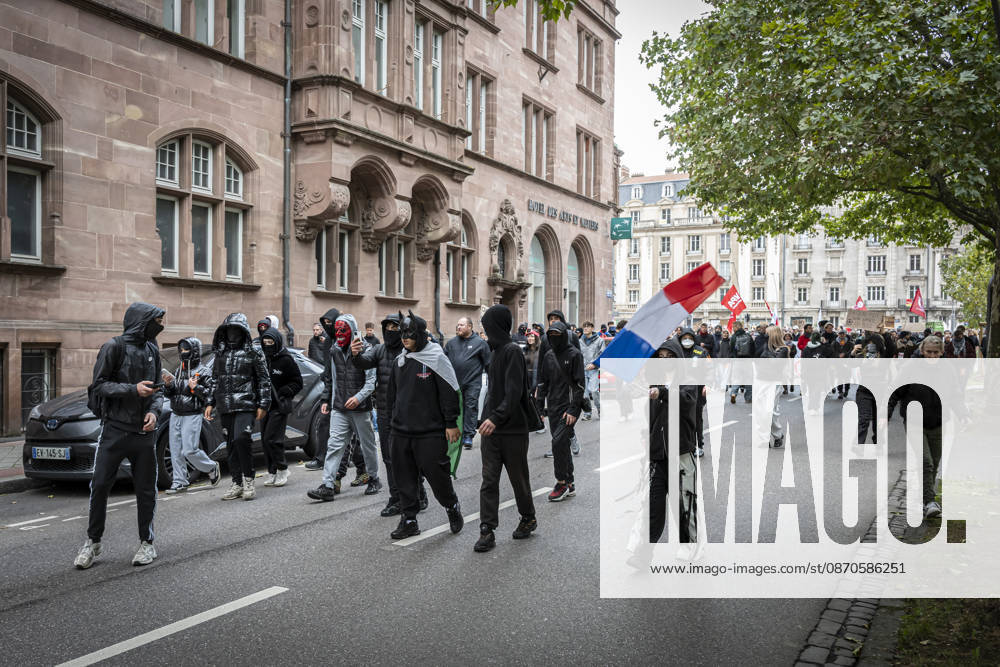 Lothringen, Metz. Erneut demonstrieren am Samstag mehrere hundert Menschen im franzoesischen Metz. Schueler, Studenten, Gewerkschaften und Gelbwesten versammeln sich auf dem Place de la Republique. Von dort ziehen sie durch die Innenstadt vor das Centre Pompidou Metz. Begleitet von starken Polizeikraeften verlaeuft die Versammlung bis zum Nachmittag friedlich.