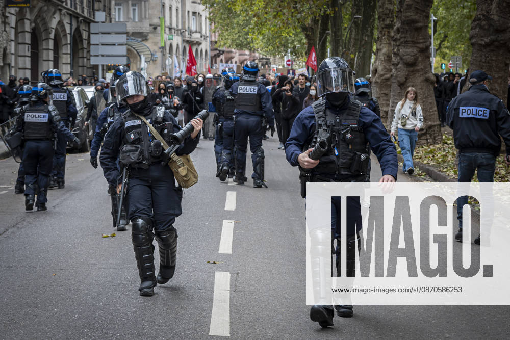 Lothringen, Metz. Erneut demonstrieren am Samstag mehrere hundert Menschen im franzoesischen Metz. Schueler, Studenten, Gewerkschaften und Gelbwesten versammeln sich auf dem Place de la Republique. Von dort ziehen sie durch die Innenstadt vor das Centre Pompidou Metz. Begleitet von starken Polizeikraeften verlaeuft die Versammlung bis zum Nachmittag friedlich.