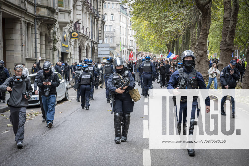 Lothringen, Metz. Erneut demonstrieren am Samstag mehrere hundert Menschen im franzoesischen Metz. Schueler, Studenten, Gewerkschaften und Gelbwesten versammeln sich auf dem Place de la Republique. Von dort ziehen sie durch die Innenstadt vor das Centre Pompidou Metz. Begleitet von starken Polizeikraeften verlaeuft die Versammlung bis zum Nachmittag friedlich.