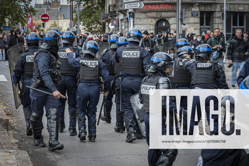 Lothringen, Metz. Erneut demonstrieren am Samstag mehrere hundert Menschen im franzoesischen Metz. Schueler, Studenten, Gewerkschaften und Gelbwesten versammeln sich auf dem Place de la Republique. Von dort ziehen sie durch die Innenstadt vor das Centre Pompidou Metz. Begleitet von starken Polizeikraeften verlaeuft die Versammlung bis zum Nachmittag friedlich.