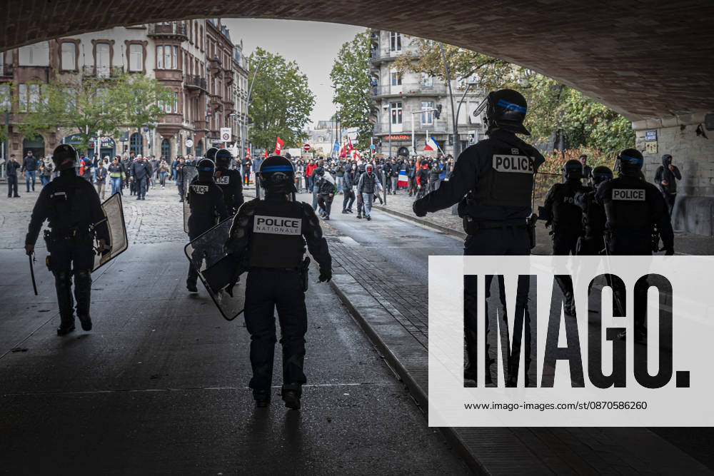Lothringen, Metz. Erneut demonstrieren am Samstag mehrere hundert Menschen im franzoesischen Metz. Schueler, Studenten, Gewerkschaften und Gelbwesten versammeln sich auf dem Place de la Republique. Von dort ziehen sie durch die Innenstadt vor das Centre Pompidou Metz. Begleitet von starken Polizeikraeften verlaeuft die Versammlung bis zum Nachmittag friedlich.