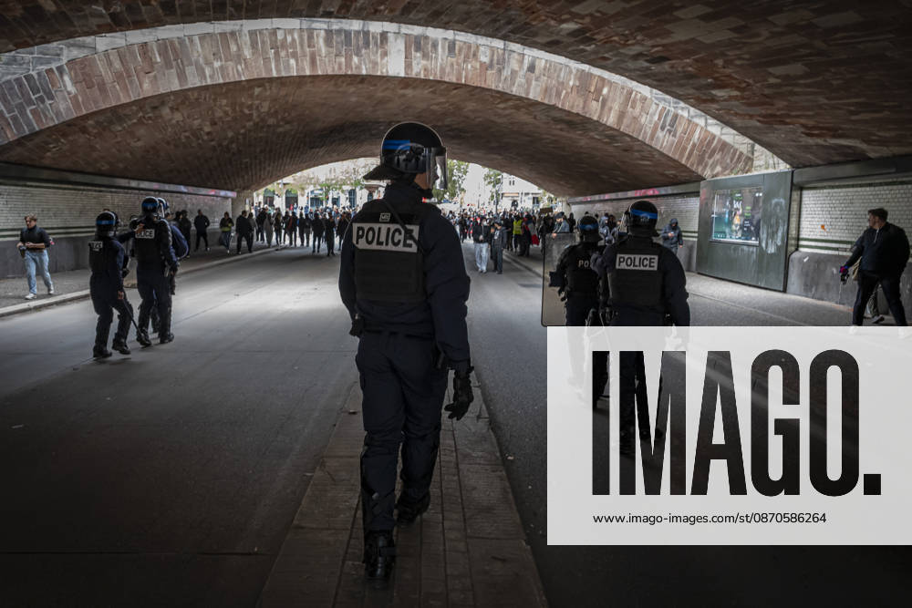 Lothringen, Metz. Erneut demonstrieren am Samstag mehrere hundert Menschen im franzoesischen Metz. Schueler, Studenten, Gewerkschaften und Gelbwesten versammeln sich auf dem Place de la Republique. Von dort ziehen sie durch die Innenstadt vor das Centre Pompidou Metz. Begleitet von starken Polizeikraeften verlaeuft die Versammlung bis zum Nachmittag friedlich.