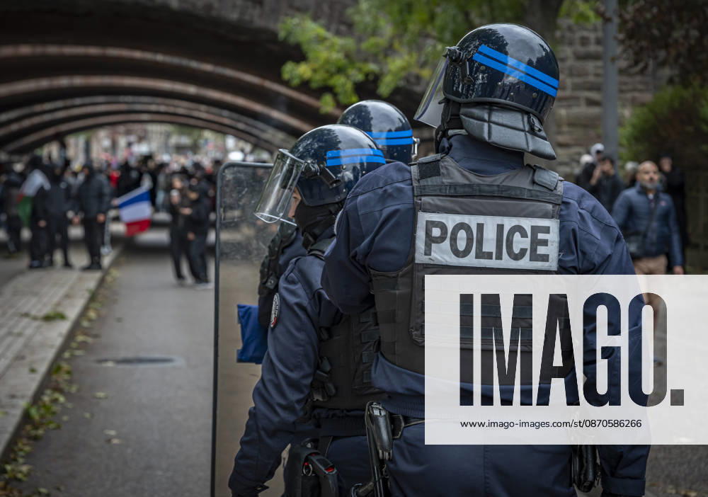 Lothringen, Metz. Erneut demonstrieren am Samstag mehrere hundert Menschen im franzoesischen Metz. Schueler, Studenten, Gewerkschaften und Gelbwesten versammeln sich auf dem Place de la Republique. Von dort ziehen sie durch die Innenstadt vor das Centre Pompidou Metz. Begleitet von starken Polizeikraeften verlaeuft die Versammlung bis zum Nachmittag friedlich.