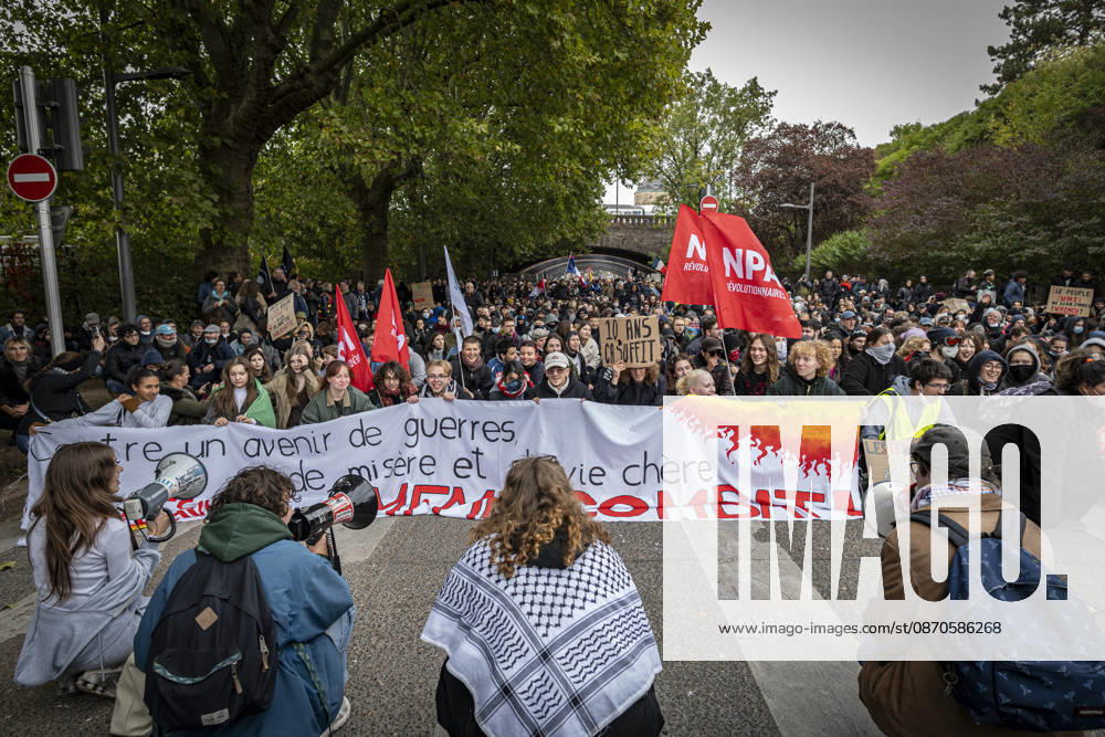 Lothringen, Metz. Erneut demonstrieren am Samstag mehrere hundert Menschen im franzoesischen Metz. Schueler, Studenten, Gewerkschaften und Gelbwesten versammeln sich auf dem Place de la Republique. Von dort ziehen sie durch die Innenstadt vor das Centre Pompidou Metz. Begleitet von starken Polizeikraeften verlaeuft die Versammlung bis zum Nachmittag friedlich.