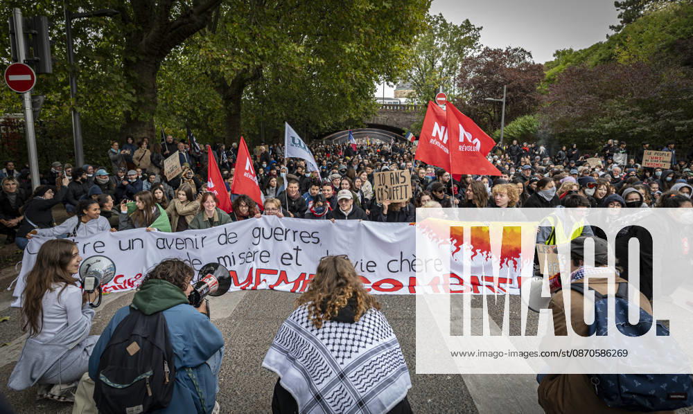 Lothringen, Metz. Erneut demonstrieren am Samstag mehrere hundert Menschen im franzoesischen Metz. Schueler, Studenten, Gewerkschaften und Gelbwesten versammeln sich auf dem Place de la Republique. Von dort ziehen sie durch die Innenstadt vor das Centre Pompidou Metz. Begleitet von starken Polizeikraeften verlaeuft die Versammlung bis zum Nachmittag friedlich.