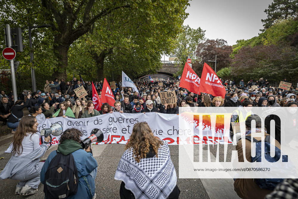Lothringen, Metz. Erneut demonstrieren am Samstag mehrere hundert Menschen im franzoesischen Metz. Schueler, Studenten, Gewerkschaften und Gelbwesten versammeln sich auf dem Place de la Republique. Von dort ziehen sie durch die Innenstadt vor das Centre Pompidou Metz. Begleitet von starken Polizeikraeften verlaeuft die Versammlung bis zum Nachmittag friedlich.