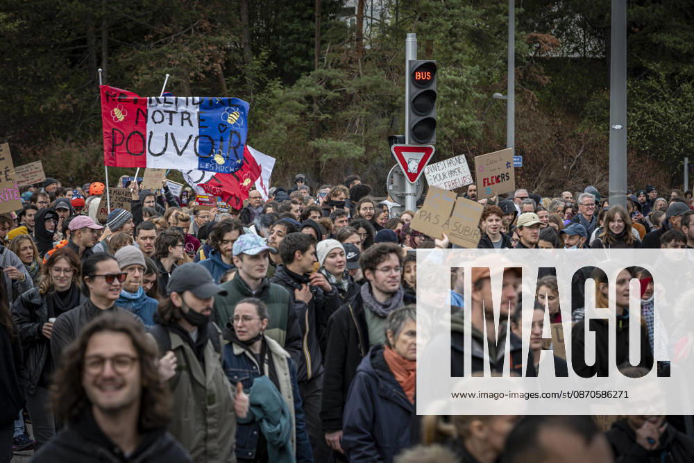 Lothringen, Metz. Erneut demonstrieren am Samstag mehrere hundert Menschen im franzoesischen Metz. Schueler, Studenten, Gewerkschaften und Gelbwesten versammeln sich auf dem Place de la Republique. Von dort ziehen sie durch die Innenstadt vor das Centre Pompidou Metz. Begleitet von starken Polizeikraeften verlaeuft die Versammlung bis zum Nachmittag friedlich.
