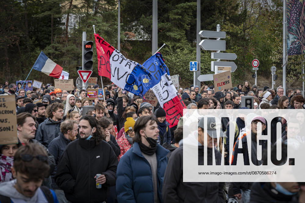 Lothringen, Metz. Erneut demonstrieren am Samstag mehrere hundert Menschen im franzoesischen Metz. Schueler, Studenten, Gewerkschaften und Gelbwesten versammeln sich auf dem Place de la Republique. Von dort ziehen sie durch die Innenstadt vor das Centre Pompidou Metz. Begleitet von starken Polizeikraeften verlaeuft die Versammlung bis zum Nachmittag friedlich.