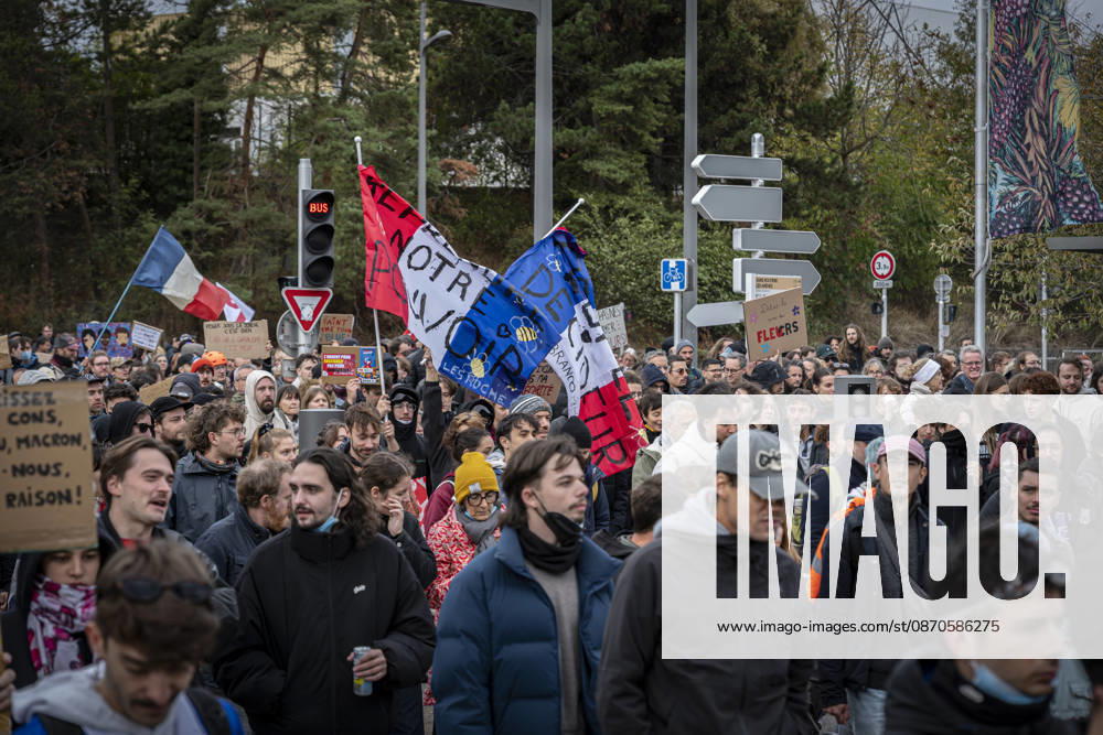 Lothringen, Metz. Erneut demonstrieren am Samstag mehrere hundert Menschen im franzoesischen Metz. Schueler, Studenten, Gewerkschaften und Gelbwesten versammeln sich auf dem Place de la Republique. Von dort ziehen sie durch die Innenstadt vor das Centre Pompidou Metz. Begleitet von starken Polizeikraeften verlaeuft die Versammlung bis zum Nachmittag friedlich.