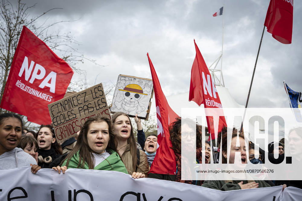 Lothringen, Metz. Erneut demonstrieren am Samstag mehrere hundert Menschen im franzoesischen Metz. Schueler, Studenten, Gewerkschaften und Gelbwesten versammeln sich auf dem Place de la Republique. Von dort ziehen sie durch die Innenstadt vor das Centre Pompidou Metz. Begleitet von starken Polizeikraeften verlaeuft die Versammlung bis zum Nachmittag friedlich.