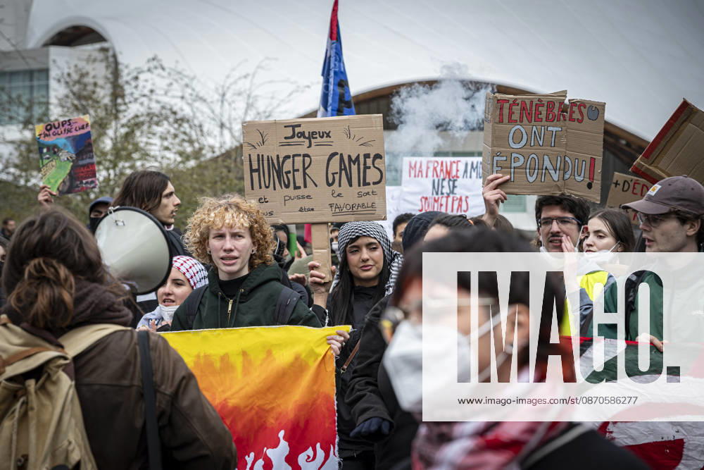 Lothringen, Metz. Erneut demonstrieren am Samstag mehrere hundert Menschen im franzoesischen Metz. Schueler, Studenten, Gewerkschaften und Gelbwesten versammeln sich auf dem Place de la Republique. Von dort ziehen sie durch die Innenstadt vor das Centre Pompidou Metz. Begleitet von starken Polizeikraeften verlaeuft die Versammlung bis zum Nachmittag friedlich.