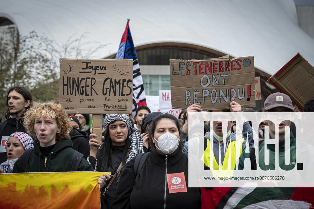 Lothringen, Metz. Erneut demonstrieren am Samstag mehrere hundert Menschen im franzoesischen Metz. Schueler, Studenten, Gewerkschaften und Gelbwesten versammeln sich auf dem Place de la Republique. Von dort ziehen sie durch die Innenstadt vor das Centre Pompidou Metz. Begleitet von starken Polizeikraeften verlaeuft die Versammlung bis zum Nachmittag friedlich.