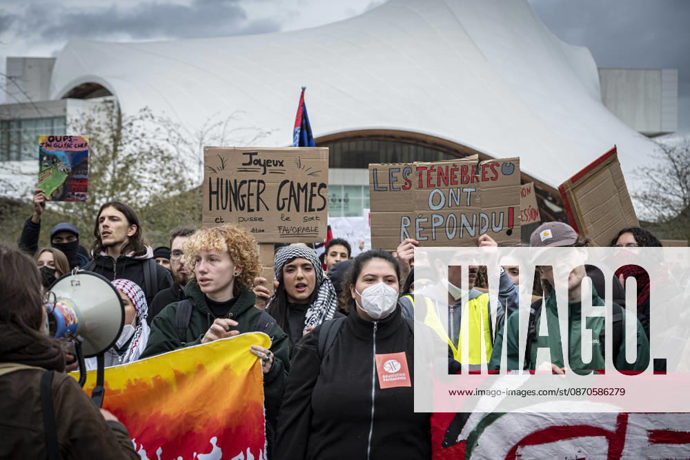 Lothringen, Metz. Erneut demonstrieren am Samstag mehrere hundert Menschen im franzoesischen Metz. Schueler, Studenten, Gewerkschaften und Gelbwesten versammeln sich auf dem Place de la Republique. Von dort ziehen sie durch die Innenstadt vor das Centre Pompidou Metz. Begleitet von starken Polizeikraeften verlaeuft die Versammlung bis zum Nachmittag friedlich.