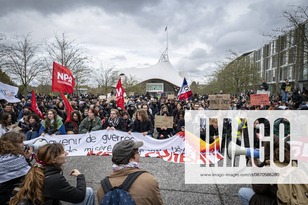 Lothringen, Metz. Erneut demonstrieren am Samstag mehrere hundert Menschen im franzoesischen Metz. Schueler, Studenten, Gewerkschaften und Gelbwesten versammeln sich auf dem Place de la Republique. Von dort ziehen sie durch die Innenstadt vor das Centre Pompidou Metz. Begleitet von starken Polizeikraeften verlaeuft die Versammlung bis zum Nachmittag friedlich.