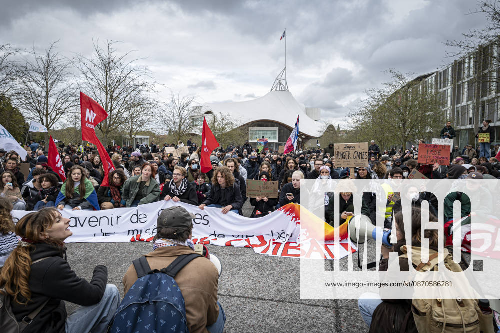 Lothringen, Metz. Erneut demonstrieren am Samstag mehrere hundert Menschen im franzoesischen Metz. Schueler, Studenten, Gewerkschaften und Gelbwesten versammeln sich auf dem Place de la Republique. Von dort ziehen sie durch die Innenstadt vor das Centre Pompidou Metz. Begleitet von starken Polizeikraeften verlaeuft die Versammlung bis zum Nachmittag friedlich.
