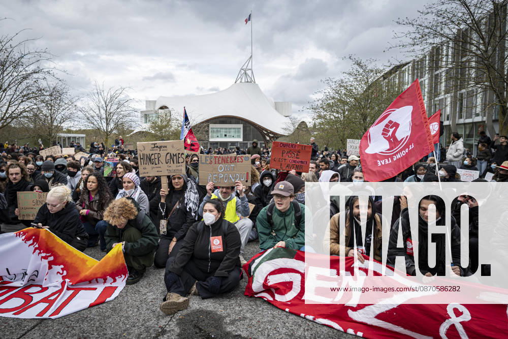 Lothringen, Metz. Erneut demonstrieren am Samstag mehrere hundert Menschen im franzoesischen Metz. Schueler, Studenten, Gewerkschaften und Gelbwesten versammeln sich auf dem Place de la Republique. Von dort ziehen sie durch die Innenstadt vor das Centre Pompidou Metz. Begleitet von starken Polizeikraeften verlaeuft die Versammlung bis zum Nachmittag friedlich.