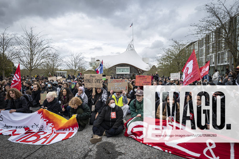 Lothringen, Metz. Erneut demonstrieren am Samstag mehrere hundert Menschen im franzoesischen Metz. Schueler, Studenten, Gewerkschaften und Gelbwesten versammeln sich auf dem Place de la Republique. Von dort ziehen sie durch die Innenstadt vor das Centre Pompidou Metz. Begleitet von starken Polizeikraeften verlaeuft die Versammlung bis zum Nachmittag friedlich.