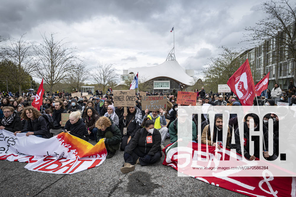 Lothringen, Metz. Erneut demonstrieren am Samstag mehrere hundert Menschen im franzoesischen Metz. Schueler, Studenten, Gewerkschaften und Gelbwesten versammeln sich auf dem Place de la Republique. Von dort ziehen sie durch die Innenstadt vor das Centre Pompidou Metz. Begleitet von starken Polizeikraeften verlaeuft die Versammlung bis zum Nachmittag friedlich.