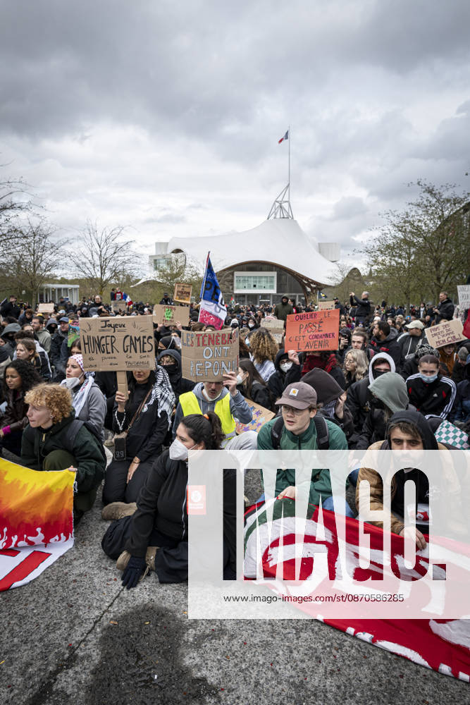 Lothringen, Metz. Erneut demonstrieren am Samstag mehrere hundert Menschen im franzoesischen Metz. Schueler, Studenten, Gewerkschaften und Gelbwesten versammeln sich auf dem Place de la Republique. Von dort ziehen sie durch die Innenstadt vor das Centre Pompidou Metz. Begleitet von starken Polizeikraeften verlaeuft die Versammlung bis zum Nachmittag friedlich.
