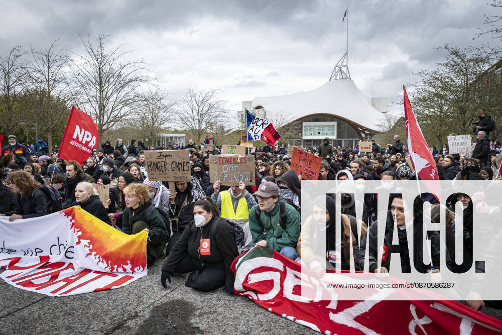 Lothringen, Metz. Erneut demonstrieren am Samstag mehrere hundert Menschen im franzoesischen Metz. Schueler, Studenten, Gewerkschaften und Gelbwesten versammeln sich auf dem Place de la Republique. Von dort ziehen sie durch die Innenstadt vor das Centre Pompidou Metz. Begleitet von starken Polizeikraeften verlaeuft die Versammlung bis zum Nachmittag friedlich.