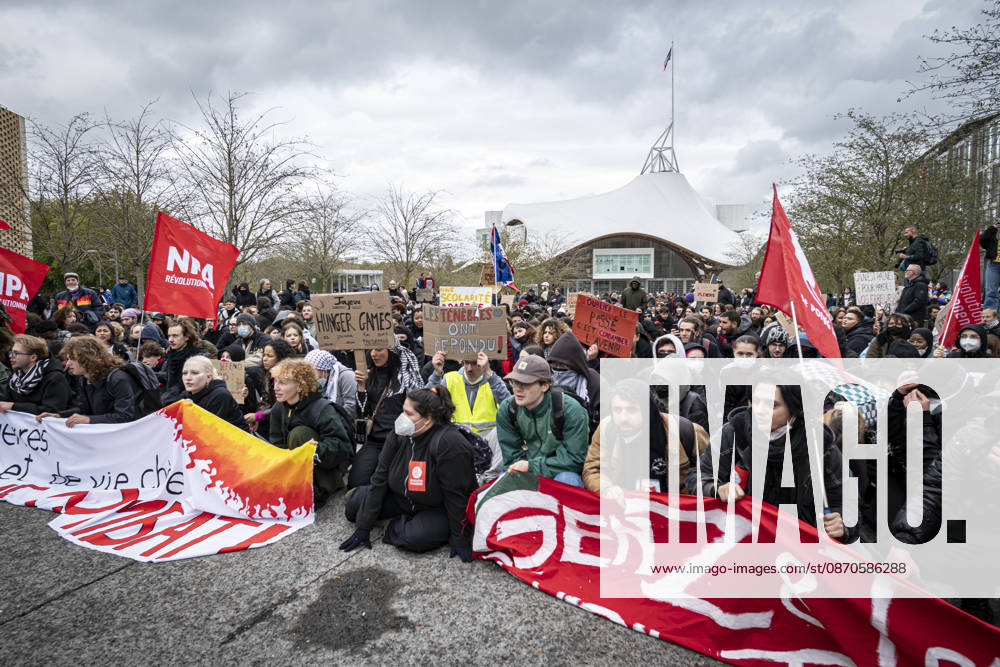 Lothringen, Metz. Erneut demonstrieren am Samstag mehrere hundert Menschen im franzoesischen Metz. Schueler, Studenten, Gewerkschaften und Gelbwesten versammeln sich auf dem Place de la Republique. Von dort ziehen sie durch die Innenstadt vor das Centre Pompidou Metz. Begleitet von starken Polizeikraeften verlaeuft die Versammlung bis zum Nachmittag friedlich.