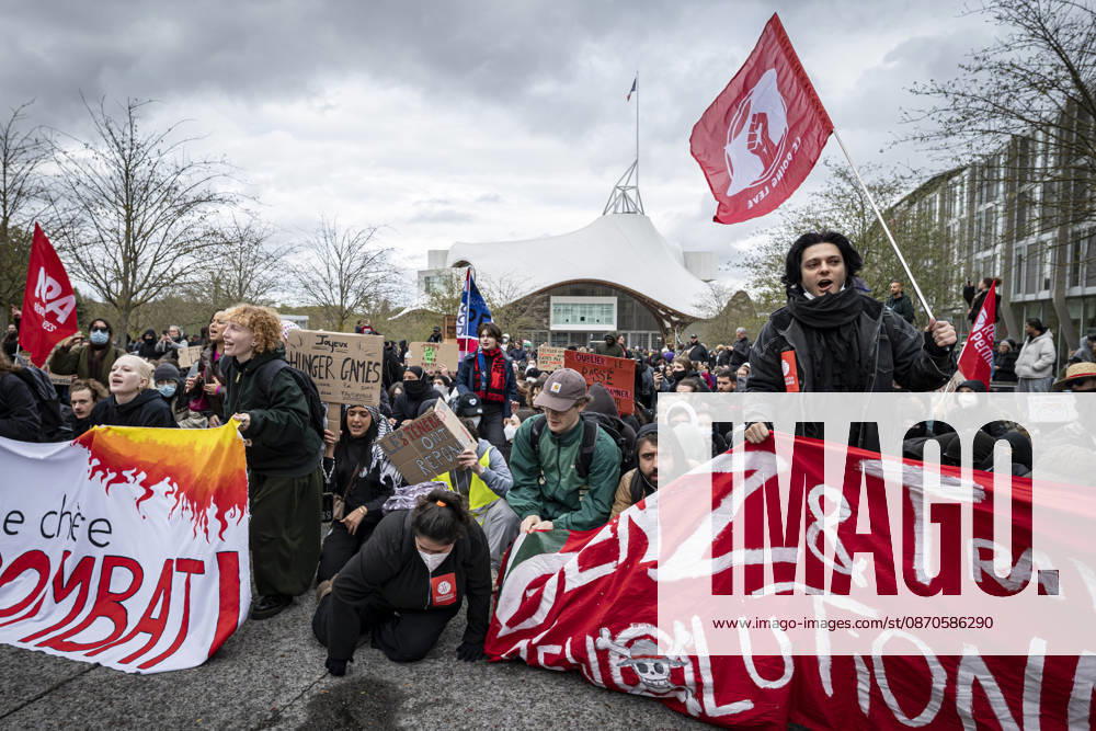 Lothringen, Metz. Erneut demonstrieren am Samstag mehrere hundert Menschen im franzoesischen Metz. Schueler, Studenten, Gewerkschaften und Gelbwesten versammeln sich auf dem Place de la Republique. Von dort ziehen sie durch die Innenstadt vor das Centre Pompidou Metz. Begleitet von starken Polizeikraeften verlaeuft die Versammlung bis zum Nachmittag friedlich.