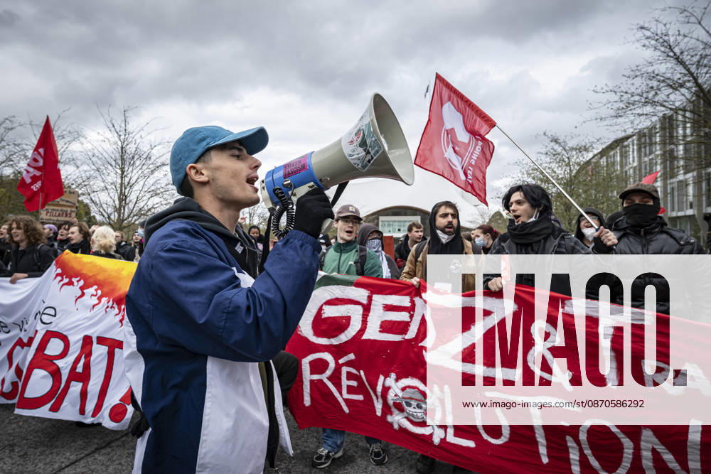 Lothringen, Metz. Erneut demonstrieren am Samstag mehrere hundert Menschen im franzoesischen Metz. Schueler, Studenten, Gewerkschaften und Gelbwesten versammeln sich auf dem Place de la Republique. Von dort ziehen sie durch die Innenstadt vor das Centre Pompidou Metz. Begleitet von starken Polizeikraeften verlaeuft die Versammlung bis zum Nachmittag friedlich.