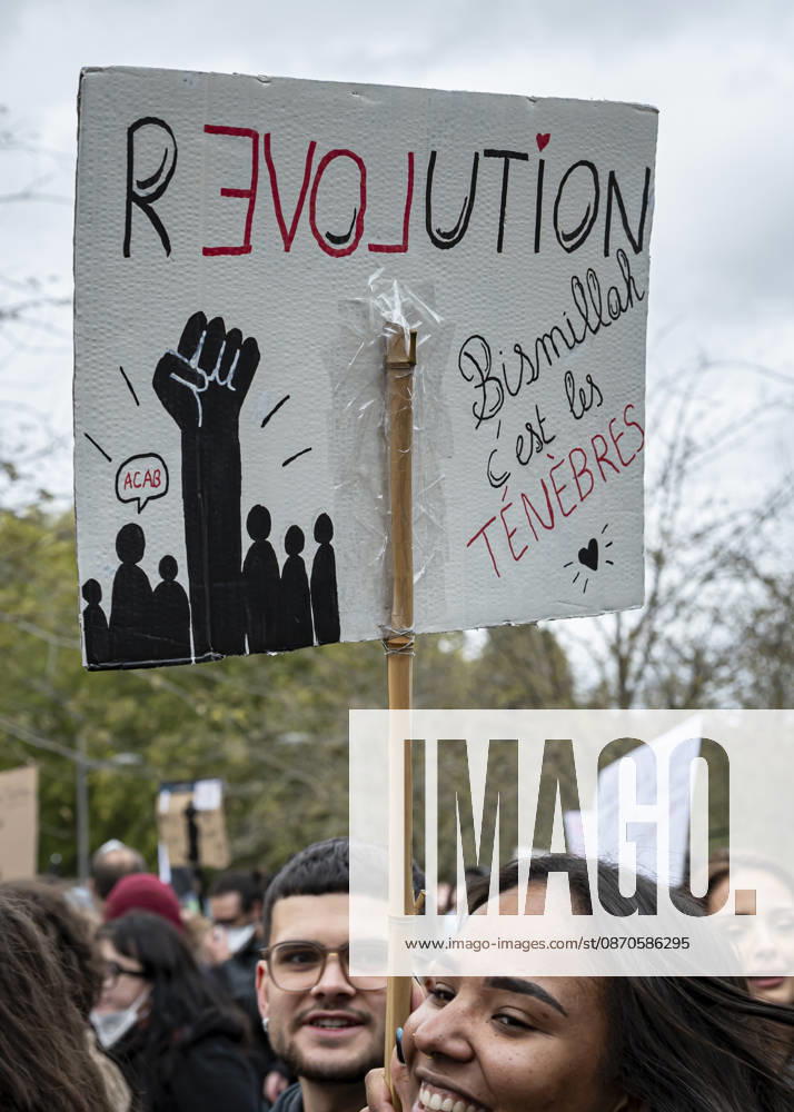 Lothringen, Metz. Erneut demonstrieren am Samstag mehrere hundert Menschen im franzoesischen Metz. Schueler, Studenten, Gewerkschaften und Gelbwesten versammeln sich auf dem Place de la Republique. Von dort ziehen sie durch die Innenstadt vor das Centre Pompidou Metz. Begleitet von starken Polizeikraeften verlaeuft die Versammlung bis zum Nachmittag friedlich.