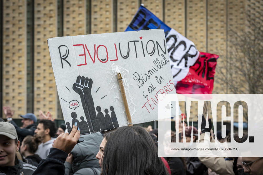 Lothringen, Metz. Erneut demonstrieren am Samstag mehrere hundert Menschen im franzoesischen Metz. Schueler, Studenten, Gewerkschaften und Gelbwesten versammeln sich auf dem Place de la Republique. Von dort ziehen sie durch die Innenstadt vor das Centre Pompidou Metz. Begleitet von starken Polizeikraeften verlaeuft die Versammlung bis zum Nachmittag friedlich.