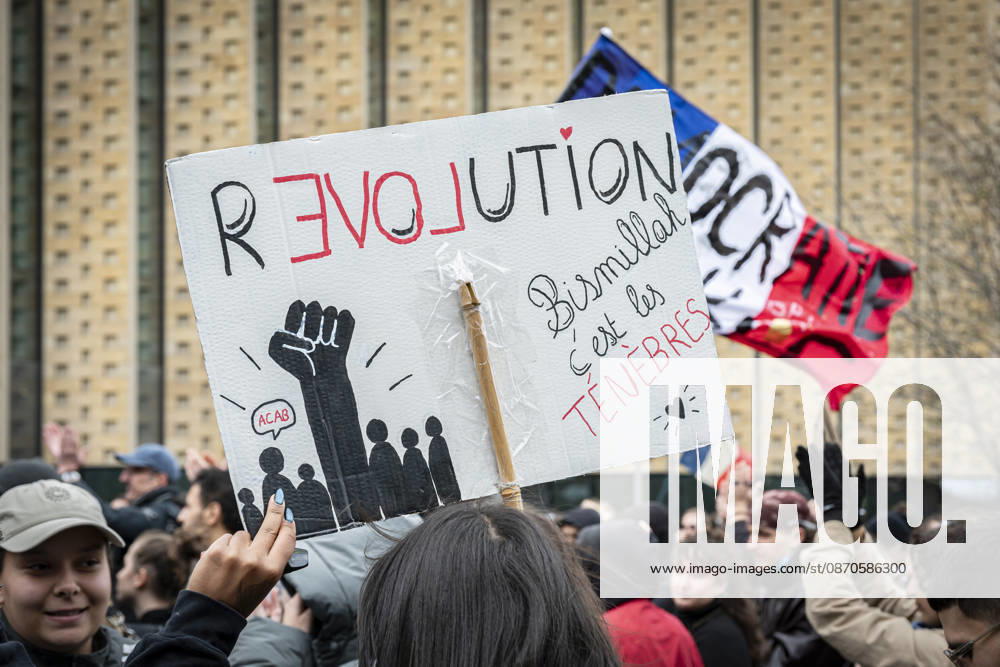 Lothringen, Metz. Erneut demonstrieren am Samstag mehrere hundert Menschen im franzoesischen Metz. Schueler, Studenten, Gewerkschaften und Gelbwesten versammeln sich auf dem Place de la Republique. Von dort ziehen sie durch die Innenstadt vor das Centre Pompidou Metz. Begleitet von starken Polizeikraeften verlaeuft die Versammlung bis zum Nachmittag friedlich.