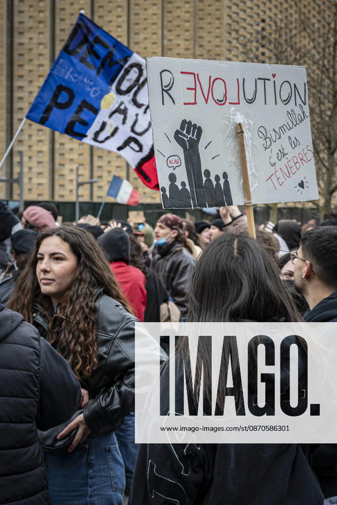 Lothringen, Metz. Erneut demonstrieren am Samstag mehrere hundert Menschen im franzoesischen Metz. Schueler, Studenten, Gewerkschaften und Gelbwesten versammeln sich auf dem Place de la Republique. Von dort ziehen sie durch die Innenstadt vor das Centre Pompidou Metz. Begleitet von starken Polizeikraeften verlaeuft die Versammlung bis zum Nachmittag friedlich.