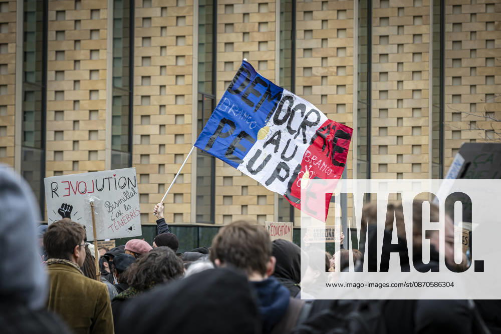 Lothringen, Metz. Erneut demonstrieren am Samstag mehrere hundert Menschen im franzoesischen Metz. Schueler, Studenten, Gewerkschaften und Gelbwesten versammeln sich auf dem Place de la Republique. Von dort ziehen sie durch die Innenstadt vor das Centre Pompidou Metz. Begleitet von starken Polizeikraeften verlaeuft die Versammlung bis zum Nachmittag friedlich.