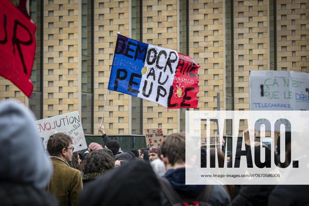 Lothringen, Metz. Erneut demonstrieren am Samstag mehrere hundert Menschen im franzoesischen Metz. Schueler, Studenten, Gewerkschaften und Gelbwesten versammeln sich auf dem Place de la Republique. Von dort ziehen sie durch die Innenstadt vor das Centre Pompidou Metz. Begleitet von starken Polizeikraeften verlaeuft die Versammlung bis zum Nachmittag friedlich.