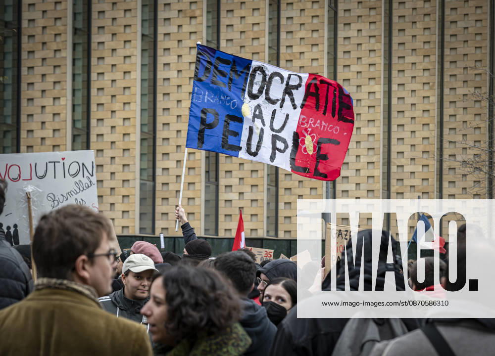 Lothringen, Metz. Erneut demonstrieren am Samstag mehrere hundert Menschen im franzoesischen Metz. Schueler, Studenten, Gewerkschaften und Gelbwesten versammeln sich auf dem Place de la Republique. Von dort ziehen sie durch die Innenstadt vor das Centre Pompidou Metz. Begleitet von starken Polizeikraeften verlaeuft die Versammlung bis zum Nachmittag friedlich.