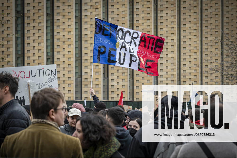Lothringen, Metz. Erneut demonstrieren am Samstag mehrere hundert Menschen im franzoesischen Metz. Schueler, Studenten, Gewerkschaften und Gelbwesten versammeln sich auf dem Place de la Republique. Von dort ziehen sie durch die Innenstadt vor das Centre Pompidou Metz. Begleitet von starken Polizeikraeften verlaeuft die Versammlung bis zum Nachmittag friedlich.