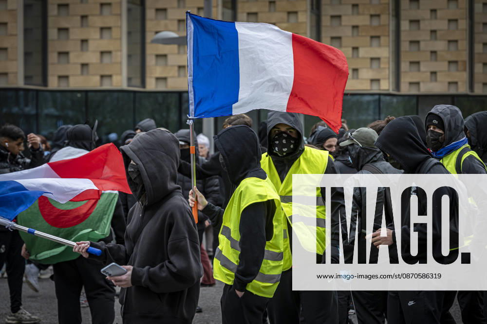 Lothringen, Metz. Erneut demonstrieren am Samstag mehrere hundert Menschen im franzoesischen Metz. Schueler, Studenten, Gewerkschaften und Gelbwesten versammeln sich auf dem Place de la Republique. Von dort ziehen sie durch die Innenstadt vor das Centre Pompidou Metz. Begleitet von starken Polizeikraeften verlaeuft die Versammlung bis zum Nachmittag friedlich.
