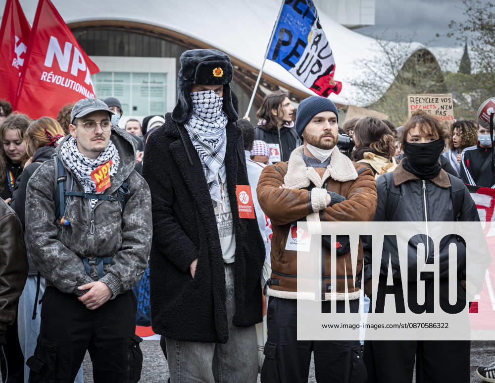 Lothringen, Metz. Erneut demonstrieren am Samstag mehrere hundert Menschen im franzoesischen Metz. Schueler, Studenten, Gewerkschaften und Gelbwesten versammeln sich auf dem Place de la Republique. Von dort ziehen sie durch die Innenstadt vor das Centre Pompidou Metz. Begleitet von starken Polizeikraeften verlaeuft die Versammlung bis zum Nachmittag friedlich.