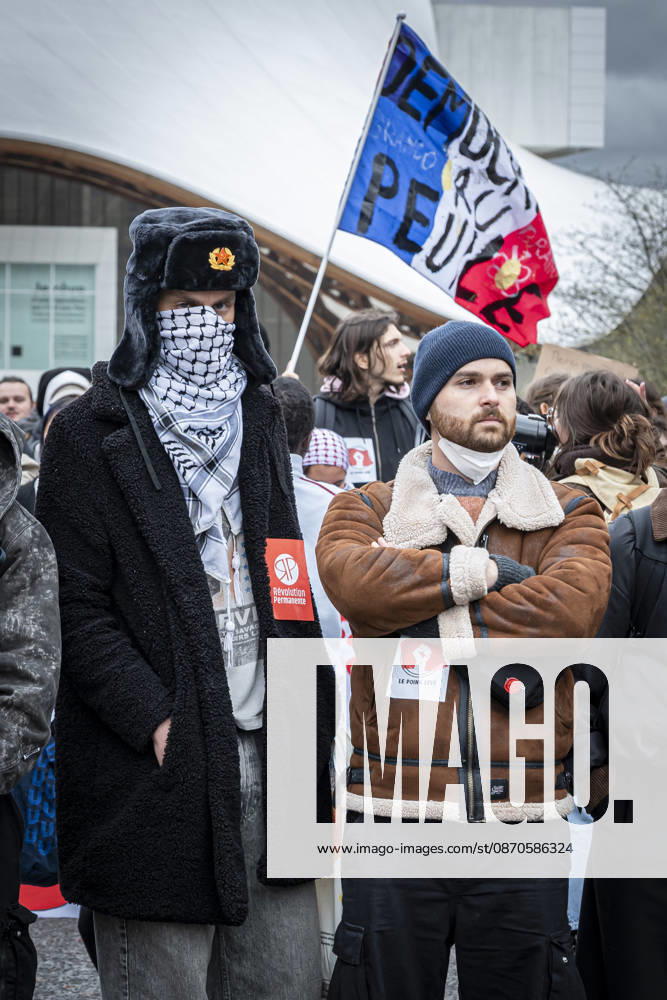 Lothringen, Metz. Erneut demonstrieren am Samstag mehrere hundert Menschen im franzoesischen Metz. Schueler, Studenten, Gewerkschaften und Gelbwesten versammeln sich auf dem Place de la Republique. Von dort ziehen sie durch die Innenstadt vor das Centre Pompidou Metz. Begleitet von starken Polizeikraeften verlaeuft die Versammlung bis zum Nachmittag friedlich.