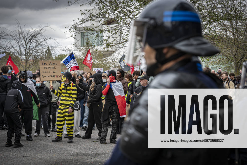 Lothringen, Metz. Erneut demonstrieren am Samstag mehrere hundert Menschen im franzoesischen Metz. Schueler, Studenten, Gewerkschaften und Gelbwesten versammeln sich auf dem Place de la Republique. Von dort ziehen sie durch die Innenstadt vor das Centre Pompidou Metz. Begleitet von starken Polizeikraeften verlaeuft die Versammlung bis zum Nachmittag friedlich.