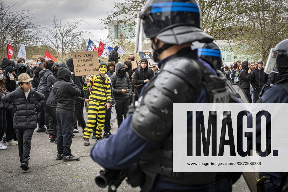 Lothringen, Metz. Erneut demonstrieren am Samstag mehrere hundert Menschen im franzoesischen Metz. Schueler, Studenten, Gewerkschaften und Gelbwesten versammeln sich auf dem Place de la Republique. Von dort ziehen sie durch die Innenstadt vor das Centre Pompidou Metz. Begleitet von starken Polizeikraeften verlaeuft die Versammlung bis zum Nachmittag friedlich.
