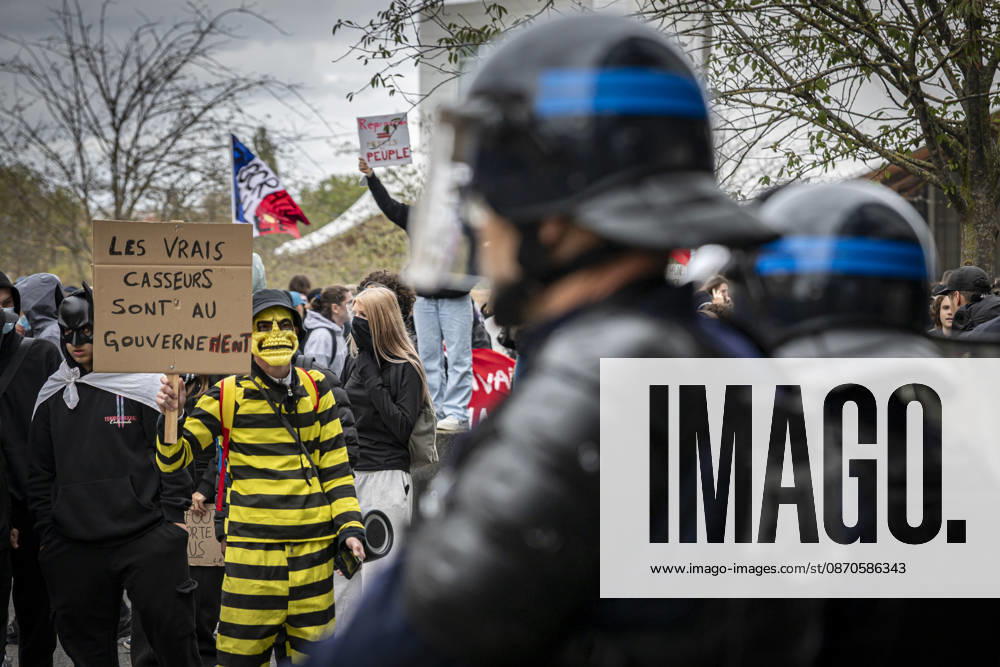Lothringen, Metz. Erneut demonstrieren am Samstag mehrere hundert Menschen im franzoesischen Metz. Schueler, Studenten, Gewerkschaften und Gelbwesten versammeln sich auf dem Place de la Republique. Von dort ziehen sie durch die Innenstadt vor das Centre Pompidou Metz. Begleitet von starken Polizeikraeften verlaeuft die Versammlung bis zum Nachmittag friedlich.