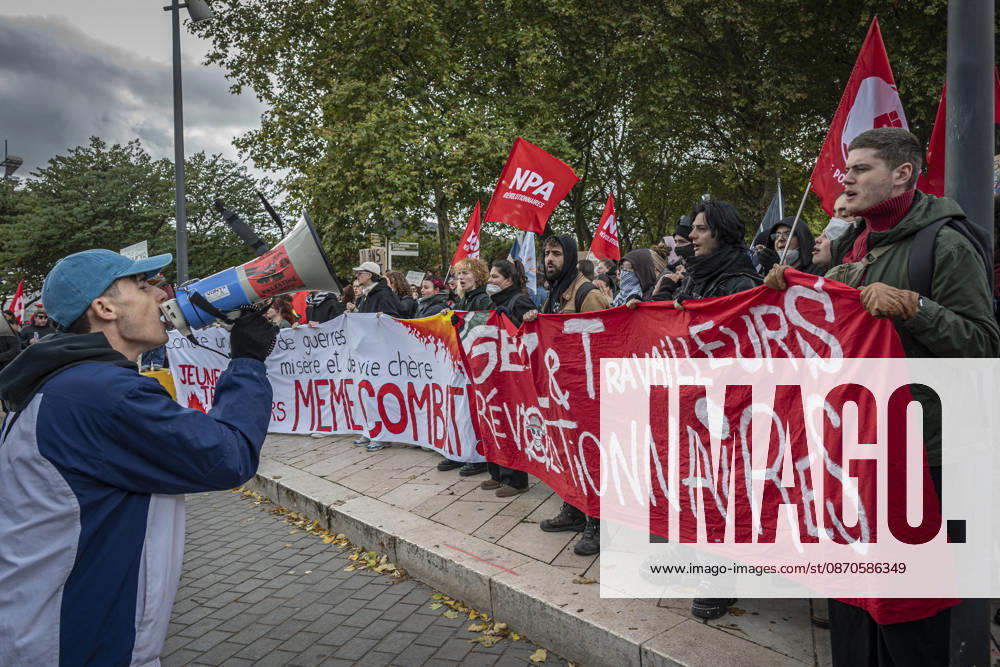 Lothringen, Metz. Erneut demonstrieren am Samstag mehrere hundert Menschen im franzoesischen Metz. Schueler, Studenten, Gewerkschaften und Gelbwesten versammeln sich auf dem Place de la Republique. Von dort ziehen sie durch die Innenstadt vor das Centre Pompidou Metz. Begleitet von starken Polizeikraeften verlaeuft die Versammlung bis zum Nachmittag friedlich.