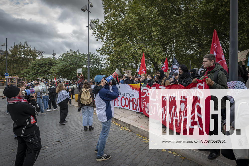 Lothringen, Metz. Erneut demonstrieren am Samstag mehrere hundert Menschen im franzoesischen Metz. Schueler, Studenten, Gewerkschaften und Gelbwesten versammeln sich auf dem Place de la Republique. Von dort ziehen sie durch die Innenstadt vor das Centre Pompidou Metz. Begleitet von starken Polizeikraeften verlaeuft die Versammlung bis zum Nachmittag friedlich.