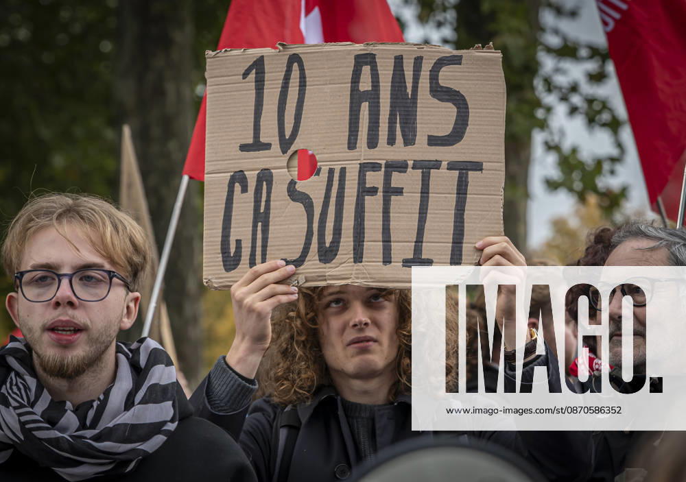 Lothringen, Metz. Erneut demonstrieren am Samstag mehrere hundert Menschen im franzoesischen Metz. Schueler, Studenten, Gewerkschaften und Gelbwesten versammeln sich auf dem Place de la Republique. Von dort ziehen sie durch die Innenstadt vor das Centre Pompidou Metz. Begleitet von starken Polizeikraeften verlaeuft die Versammlung bis zum Nachmittag friedlich.
