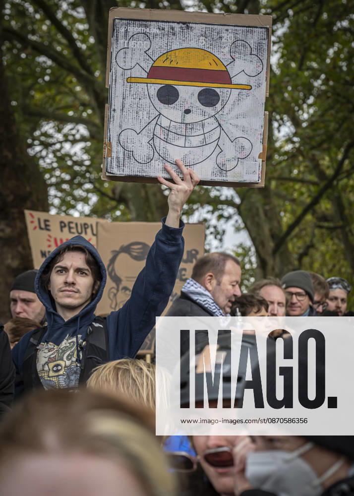Lothringen, Metz. Erneut demonstrieren am Samstag mehrere hundert Menschen im franzoesischen Metz. Schueler, Studenten, Gewerkschaften und Gelbwesten versammeln sich auf dem Place de la Republique. Von dort ziehen sie durch die Innenstadt vor das Centre Pompidou Metz. Begleitet von starken Polizeikraeften verlaeuft die Versammlung bis zum Nachmittag friedlich.