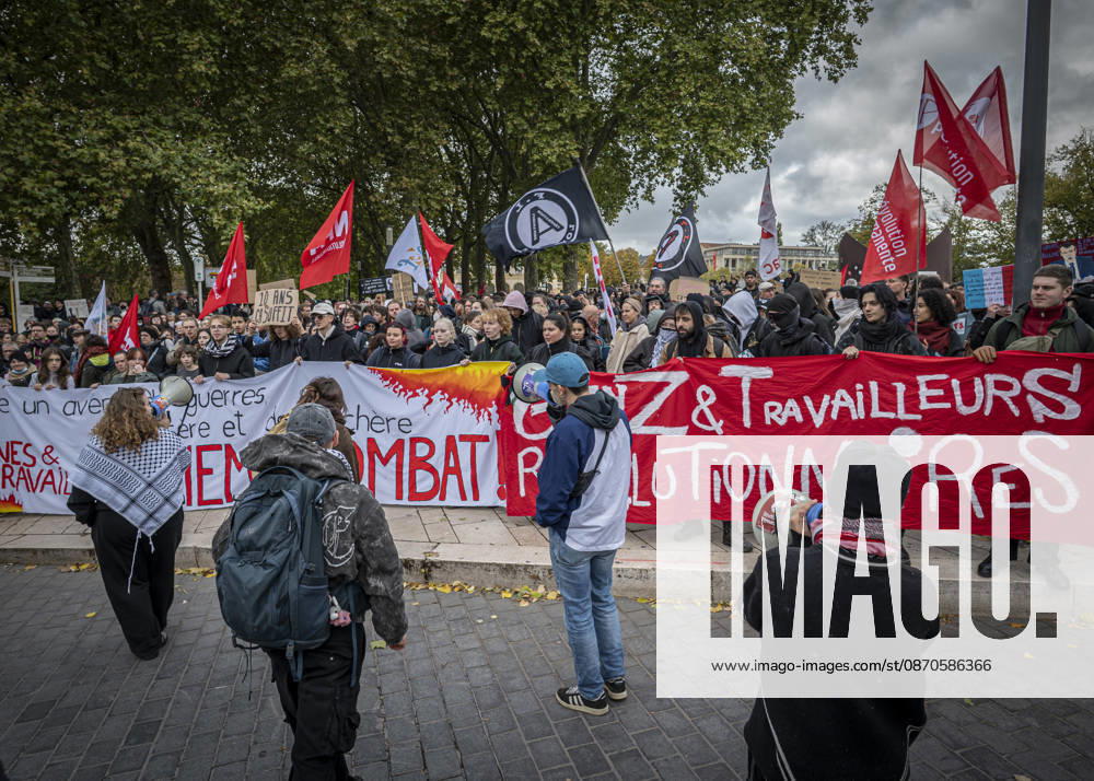 Lothringen, Metz. Erneut demonstrieren am Samstag mehrere hundert Menschen im franzoesischen Metz. Schueler, Studenten, Gewerkschaften und Gelbwesten versammeln sich auf dem Place de la Republique. Von dort ziehen sie durch die Innenstadt vor das Centre Pompidou Metz. Begleitet von starken Polizeikraeften verlaeuft die Versammlung bis zum Nachmittag friedlich.